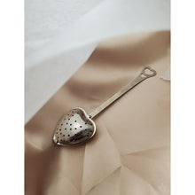 Load image into Gallery viewer, Heart Shaped Tea Infuser